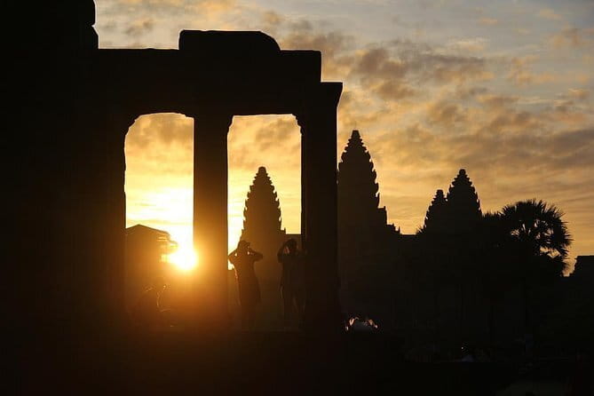 1 Day Angkor Wat with Sunrise Tour - Sunrise at Angkor Wat: the pool reflection payoff
