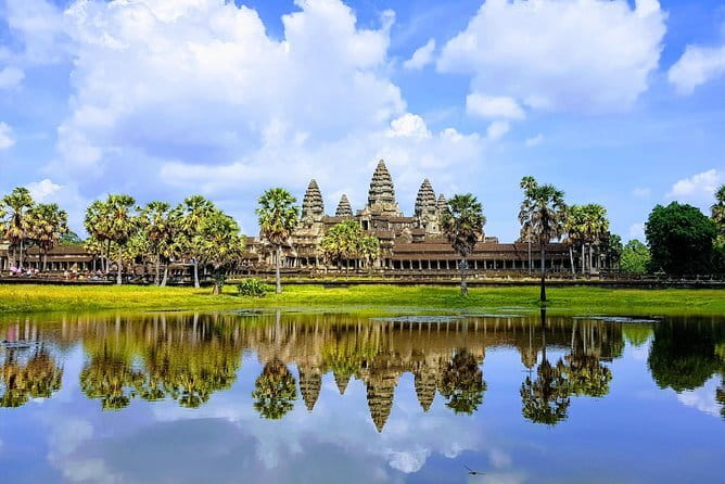 1 day special Tour: Angkor Wat,Bayon,Ta Prohm, Bantey srei and Beng Mealea - Angkor Wat and Angkor Thom: the monumental anchors of the day