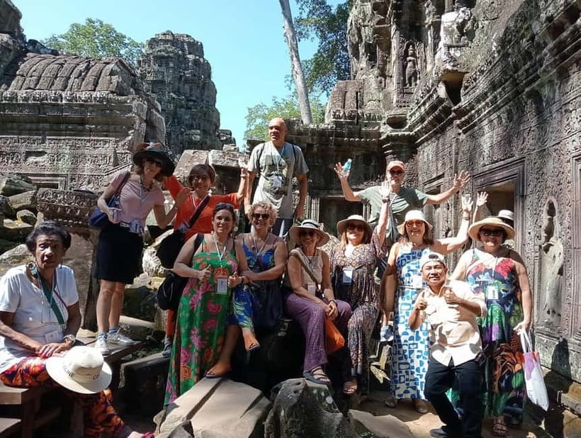 1-Day Trip to Angkor Wat with a Private or Shared Guide in Spanish - Angkor Thom in one loop: Victory Gate, Bayon, and stone faces