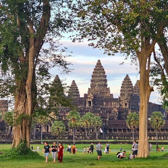 1-Day Trip to Angkor Wat with a Private or Shared Guide in Spanish - Baphuon: the middle stop that completes the picture
