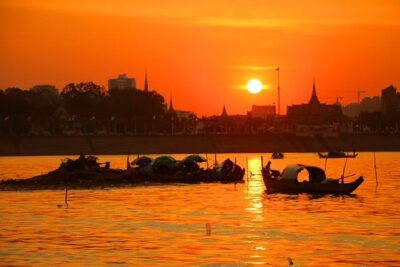 2hours Private Sunset Cruise with unlimited beer, soft drinks and Tour guide - Where You Start: Preah Sisowath Quay to a First Look at River Life