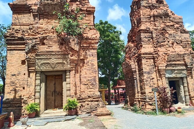 A Day Trip to Angkor Wat, Bayon, Taprohm from Phnom Penh - Meet your guide at Angkor Park and get oriented fast