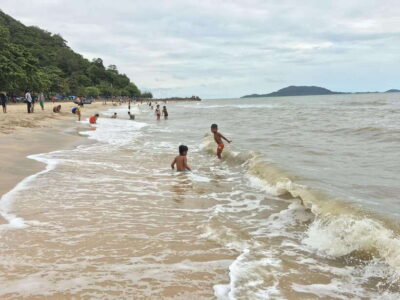 A Day Trip to Kep Beach and Kampot from Phnom Penh - Kampot colonial buildings: why that first town walk is more than photos