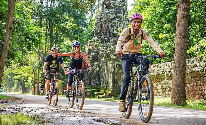 Angkor Bike tour & Gondola Sunset Boat - The Cooling Break: Water, Fresh Fruit, and a Reset