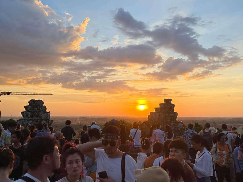 Angkor Highlights and Sunset Tour - Lunch break and energy planning for the Bakheng climb