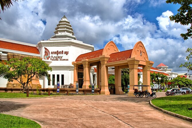 Angkor National Museum with transport - Door-to-door transfers: van or tuk-tuk, with a driver who does the work