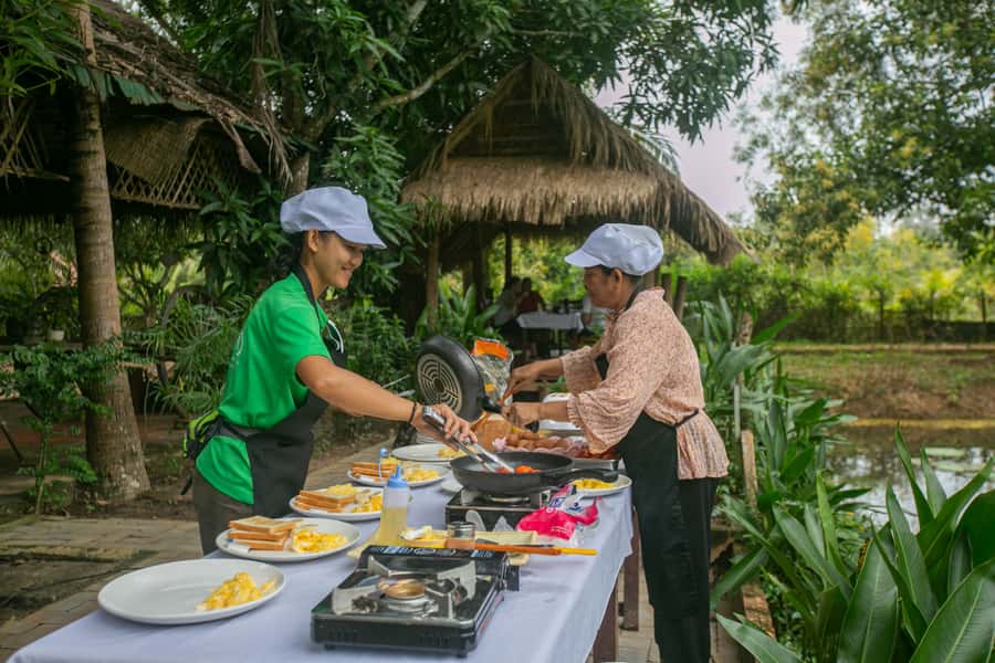 Angkor Wat: Guided Sunrise Bike Tour w/ Breakfast and Lunch - Lunch in a Local Restaurant and a Quick Reset