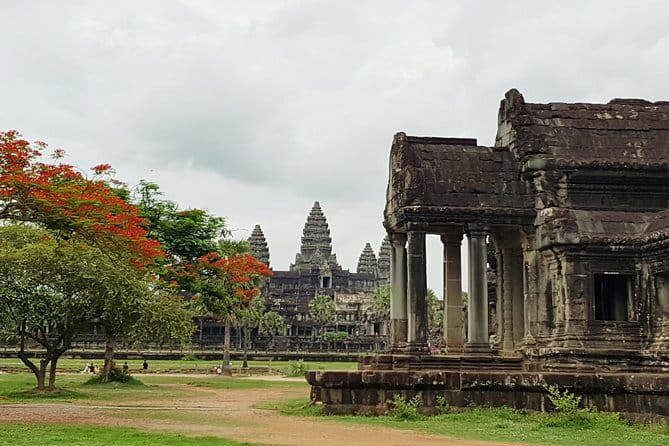 Angkor Wat Guided Tour - Stop 1: Angkor Wat for sunrise and big-temple context
