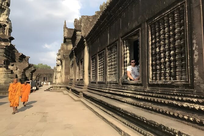 Angkor Wat & Small Tour with Bonteay Srei Temples - Angkor Wat at Sunrise (or Sunset): The First Big Moment