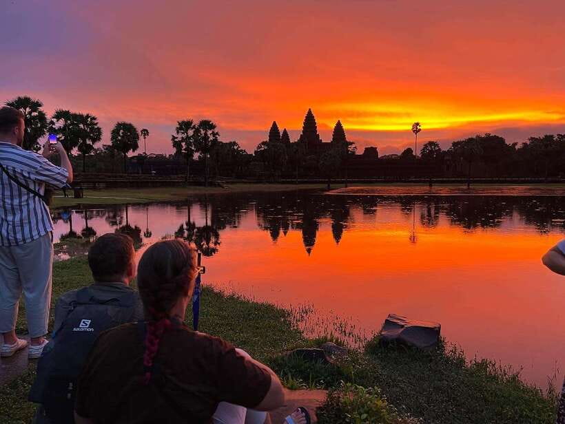 Angkor Wat Sunrise Bike Tour With Lunch Included - Bayon smiling faces and the terraces of power