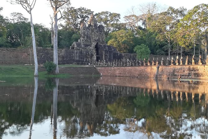 Angkor Wat Sunrise & Small Circuit Tour - Angkor Thom and Victory Gate: when a city becomes a temple