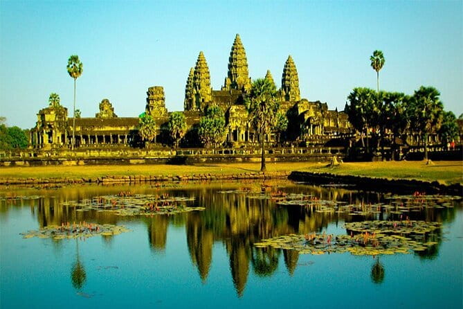 Angkor Wat Tour deutsch - Sonnenaufgang | Private Führung - Angkor Wat at sunrise: how your guide positions you for the moment