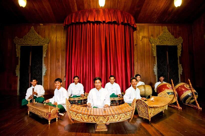 Apsara Performance include Dinner & hotel pick up - Dinner first (or alongside): what the international buffet really means for you