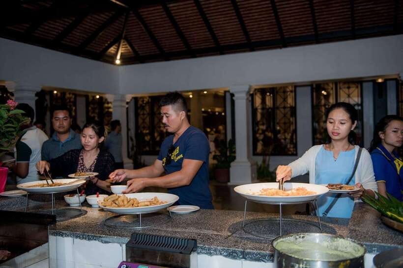 Apsara Traditional Dances & Local Buffet with Tuk-Tuk Ride - Tuk-tuk pickup and drop-off: convenience with real value