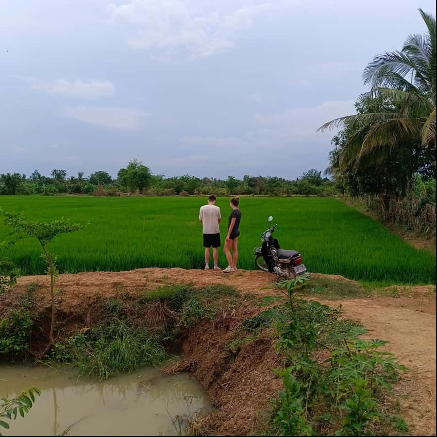 Battambang family tuktuk tour BambooTrain/Wat Banan/Bat cave - Wa Kor Village (Cultural Village): houses, not souvenir pressure