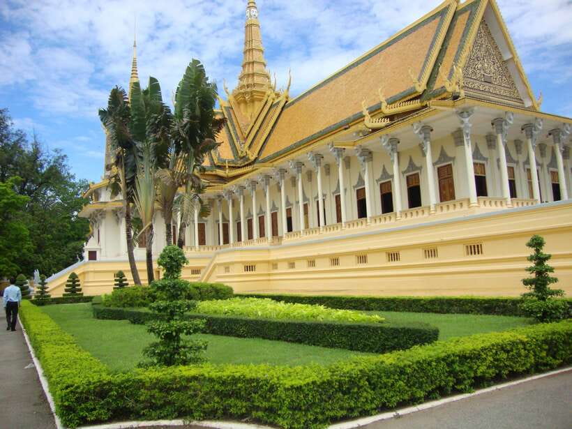 Best of Phnom Penh: Half-Day Private City Tour - Wat Phnom: starting your morning with Khmer devotion
