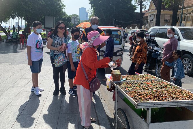 Day Tour In Phnom Penh With Bophany - Independence Monument start: get your bearings before the big sites