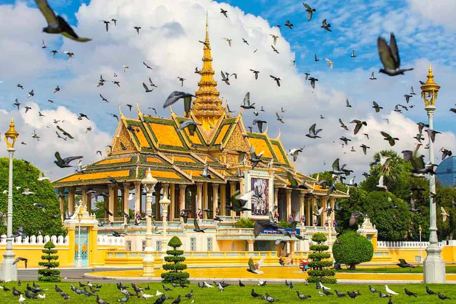 Day trip from Sihanoukville to Phnom Penh for Cruise Ship - Wat Ounalom, Independence Monument, and the Norodom Sihanouk statue: photo stops with purpose