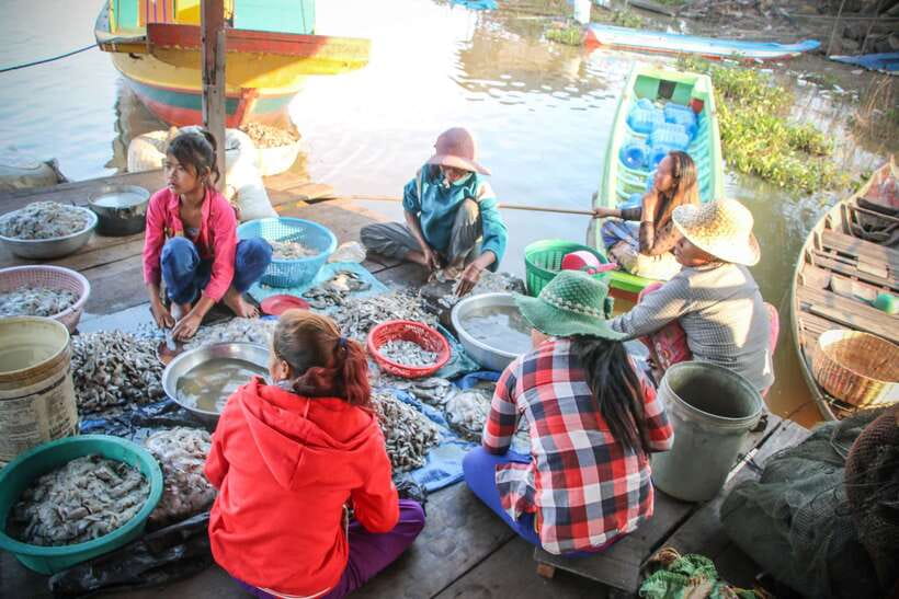 Floating Village and Tonlé Sap Sunset Tour - Meeting a floating family in Mey Chrey: what “on the water” really means