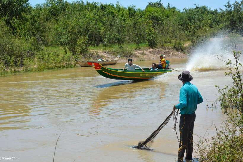 From Siem Reap: Floating Village Tour by Boat - Stop at the Traditional Village: Photos, Walking, and a Food-Market Taste
