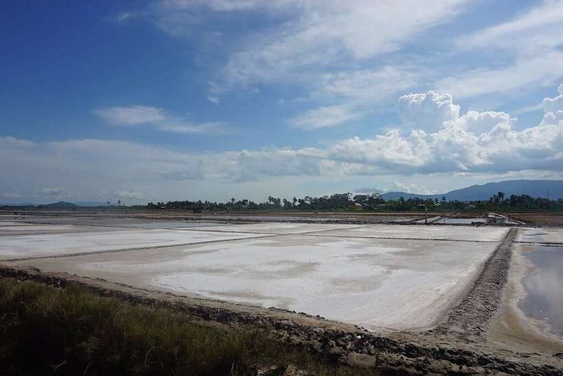 FULL DAY - Countryside Tuk-Tuk Pepper Tour + Kep - Brateak Krola Lake raised platform: a scenic pause in rural Cambodia