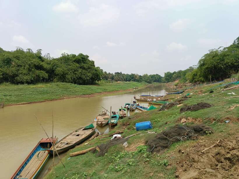 Full-day: Handicraft, Bamboo train, Killing cave, Bat Cave - Wat Samrong Knong and Ek Phnom: When Temple Visits Become Context