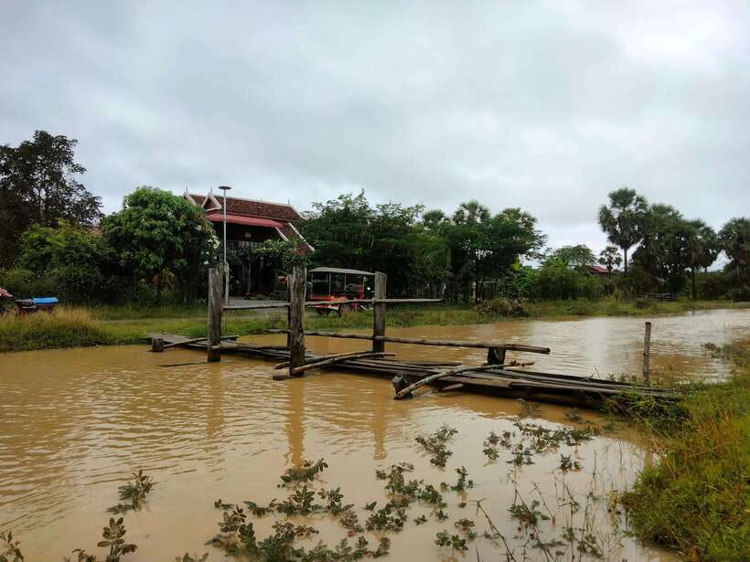 Full-day: Original bamboo train, Wat Banan, Phnom Sampov - Bamboo Train Ou Srauo Laou: what the ride feels like (and the extra fee)