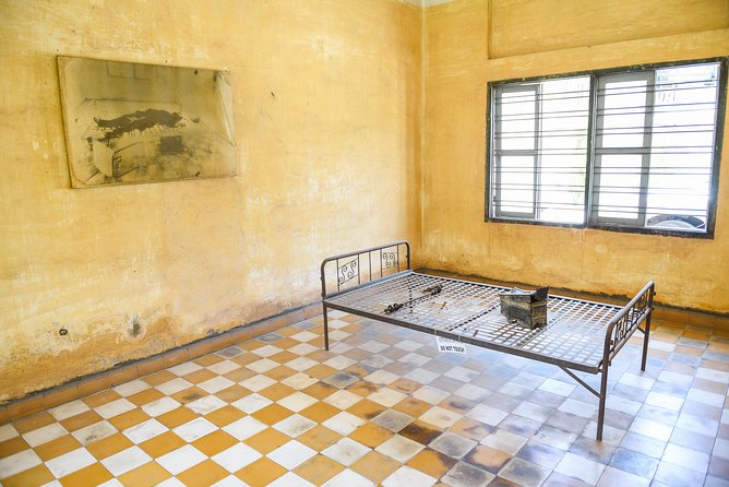 Full-Day Phnom Penh Sightseeing Tour & Killing Field - Royal Palace and the Silver Pagoda Floors