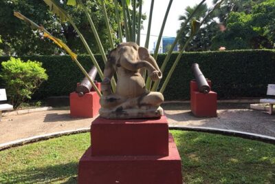 Half Day Tour to Royal Palace, Wat Phnom & Independent Monument - Wat Phnom Daun Penh: the story that started it all