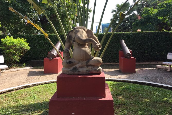 Half Day Tour to Royal Palace, Wat Phnom & Independent Monument - Wat Phnom Daun Penh: the story that started it all