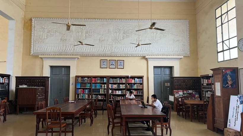 Heritage tour of Phnom Penh in electric bus - When the tablet lets you see inside