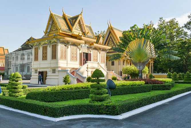 Hidden Phnom Penh City Tour, Royal Palace, Wat Phnom - Independence Monument: a short lesson that makes the city click