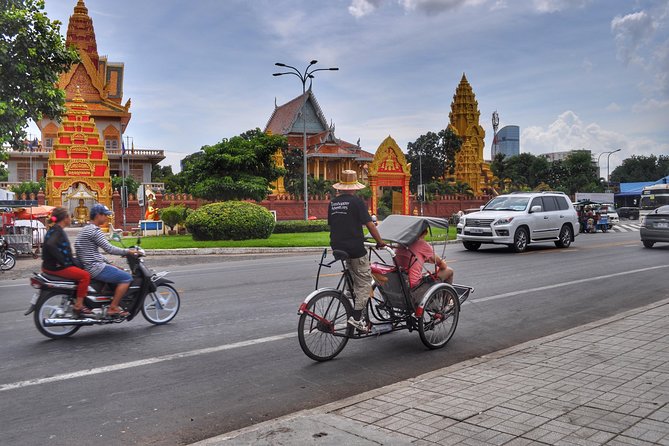 Hidden Phnom Penh City Tour, Royal Palace, Wat Phnom - Phnom Penh by cyclo: markets, Khmer street stalls, and coffee