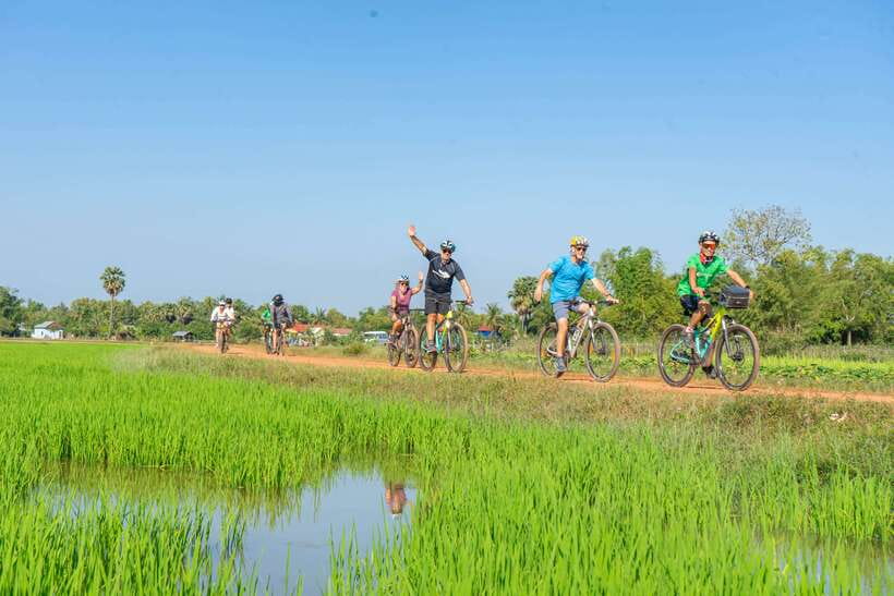 Kampong Phluk: Floating Village Sunset Bike Tour or E-Bike - From Water Level: Boat Views of School, Market, and Pagoda