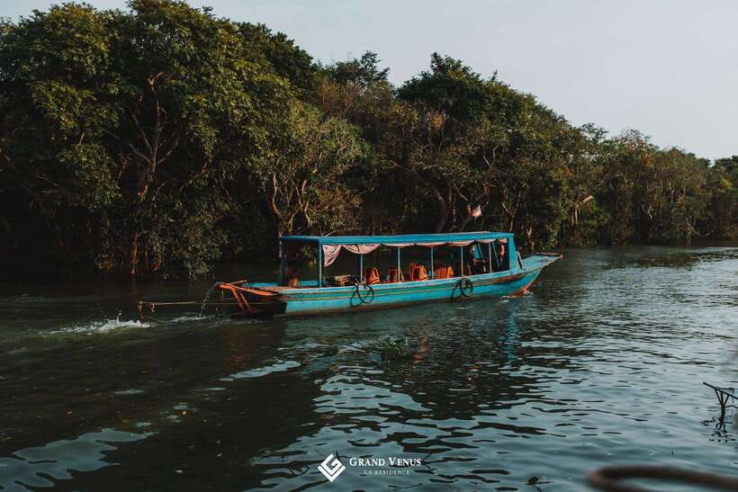 Kampong Phluk Floating Village Tour by Boat - Rainy-season flooded forest canoe: the side trip that needs timing