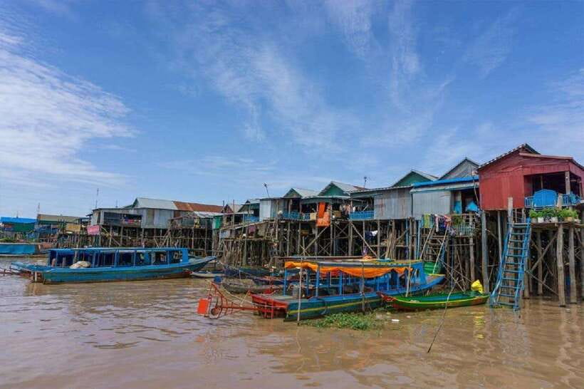 Kampong Phluk Floating Village Tour by Boat - The pagoda or local market stop: a quick reality check