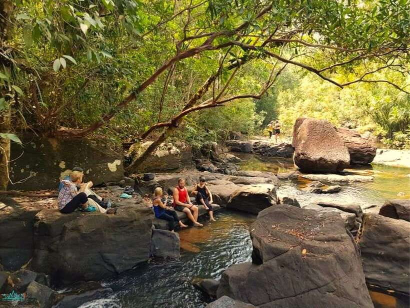 Kbal Spean Trekking Tour with Banteay Srei & Landmine Museum - Banteay Samre: a short temple stop that sets the scene
