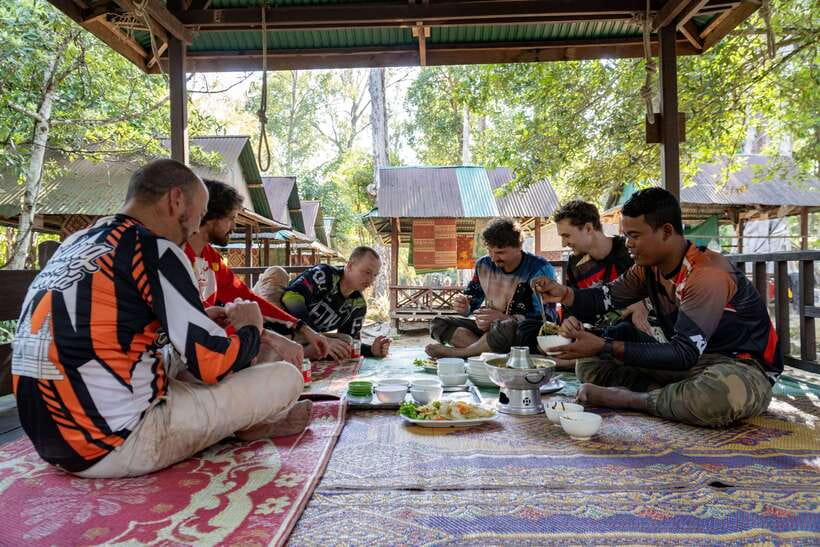 Krong Siem Reap: Kulen Mountain Trails Dirt Bike Adventure - River of 1000 Lingas: why these carvings stop you
