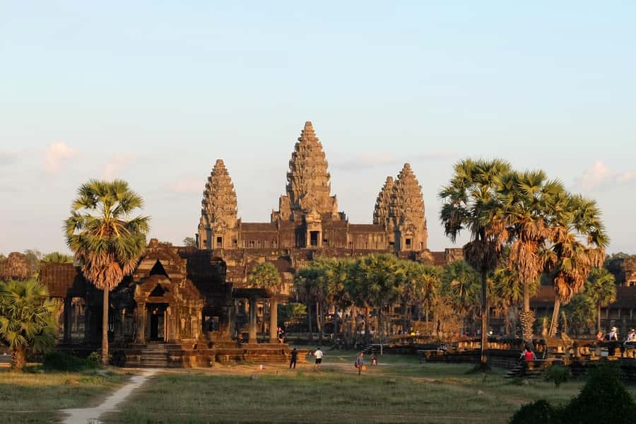 Luxury Private 2-Day Angkor Wat with English or German Guide - Day 1: Angkor Wat highlights, Angkor Thom terraces, and Phnom Bakheng sunset