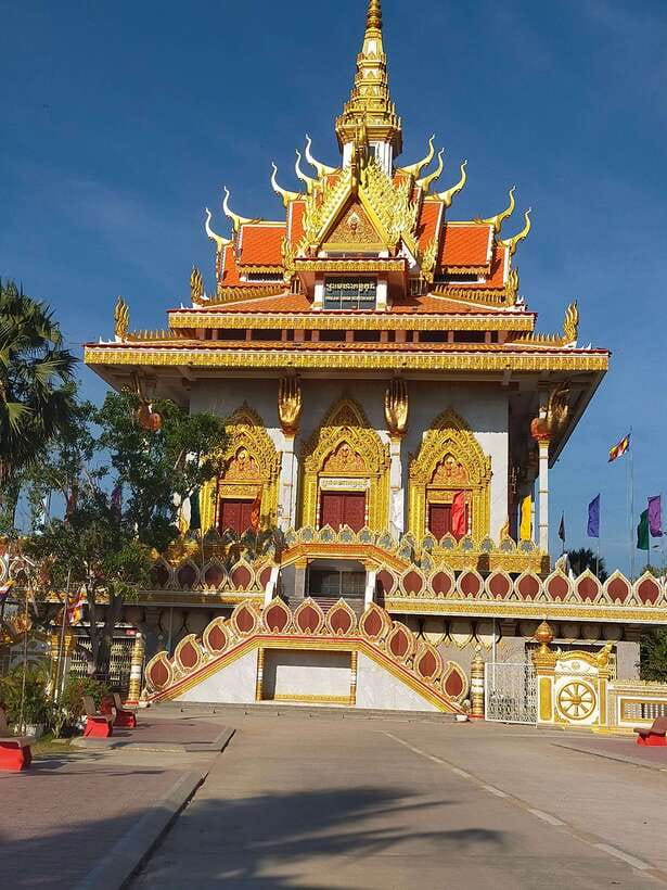 Morning Tuk tuk: City, Handicrafts, Killing field, Temples - Ek Phnom temples: the 25 m giant Buddha and the 11th-century Hindu ruins