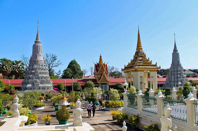MotoGirl - Day Tour - Wat Phnom: timing the tallest religious landmark visit