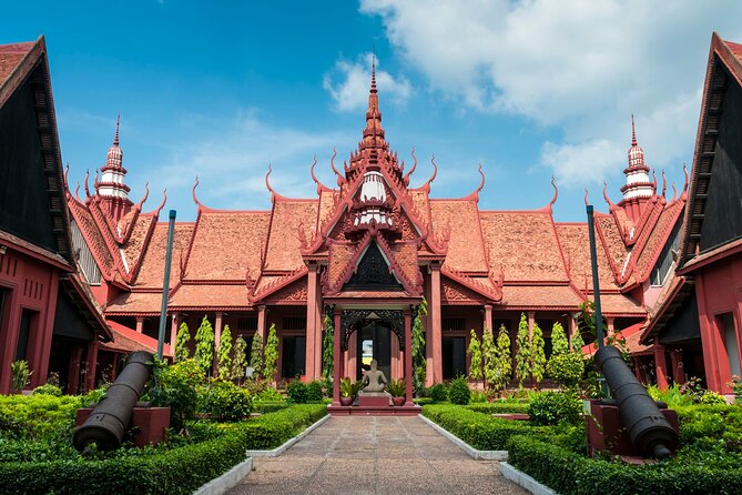 One Day Private Guide Tours History in Phnom Penh Incl. admission - Wat Phnom: The Temple on the Hill in a Flat City