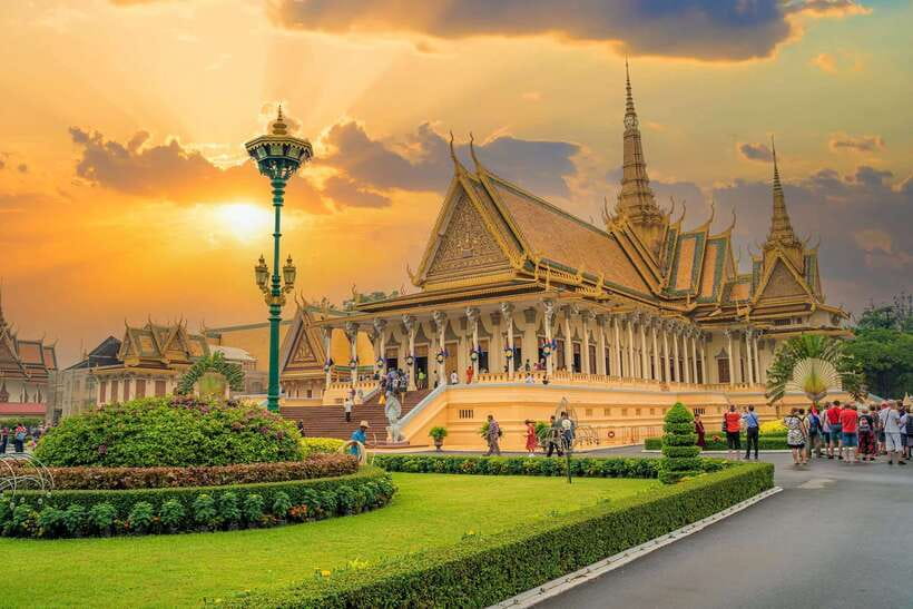 Oudong Mountain & Phnom Penh Full Day Private Tour - Monuments and Central Market: history outside the temple bubble