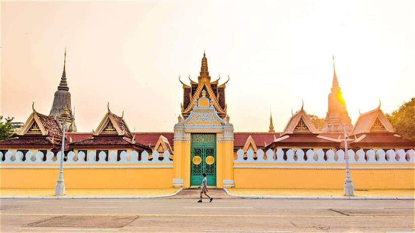 Oudong Mountain & Phnom Penh Full Day Private Tour - Traop Mountain and the Buddhist center stops: small visits with big mood changes