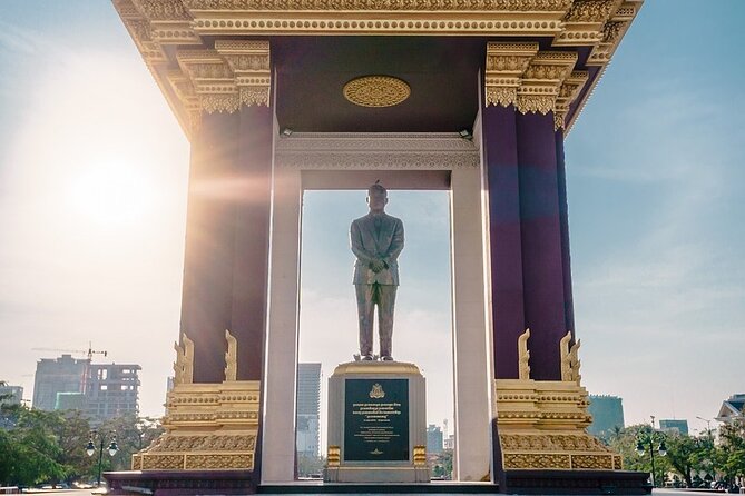 Phnom Pehn City Must See Highlight Guided Tour - Independence Monument and Saint 368: Photos, Food Break, and Local Mood