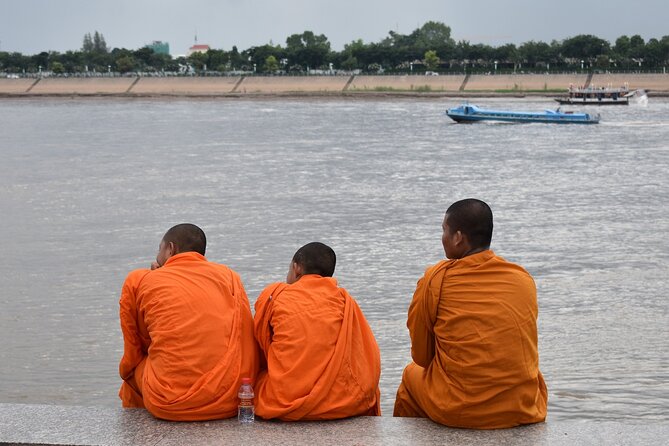 Phnom Pehn City Must See Highlight Guided Tour - King Norodom Sihanouk Statue: Calm Garden Time and More Perspective