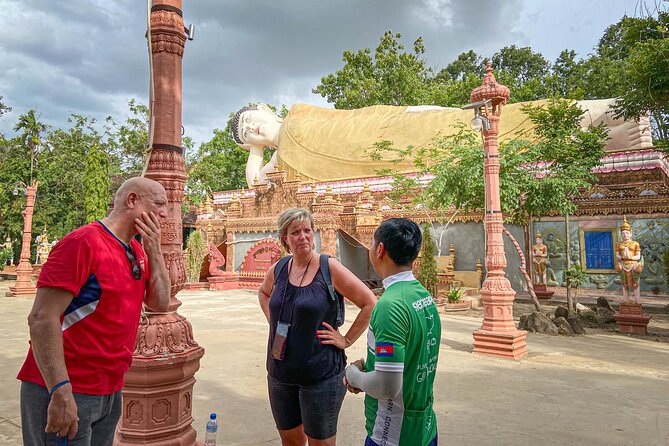 Phnom Penh Bike & Boat Sunset Tour / E-Bike Available - Stop 4: Silk Island Community Center (Silk House weaving watch)