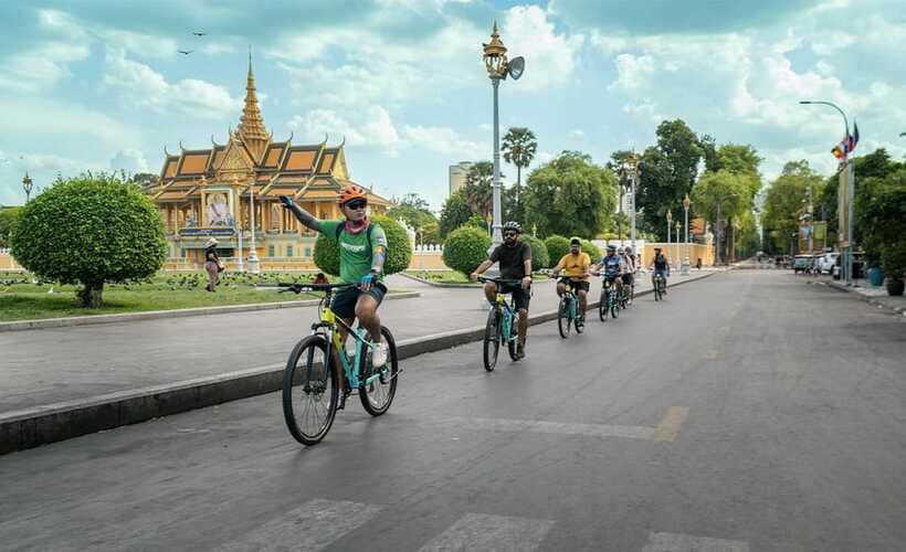 Phnom Penh: Bike & Boat Tour / E-Bike Available - Trek-style bikes and guides like Kimleng and Sath