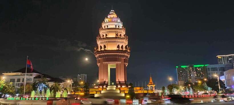Phnom Penh: City Sights Evening or Half day Tour by Tuk Tuk - Half-Day Tour Highlights: Central Market and Royal Palace Inside