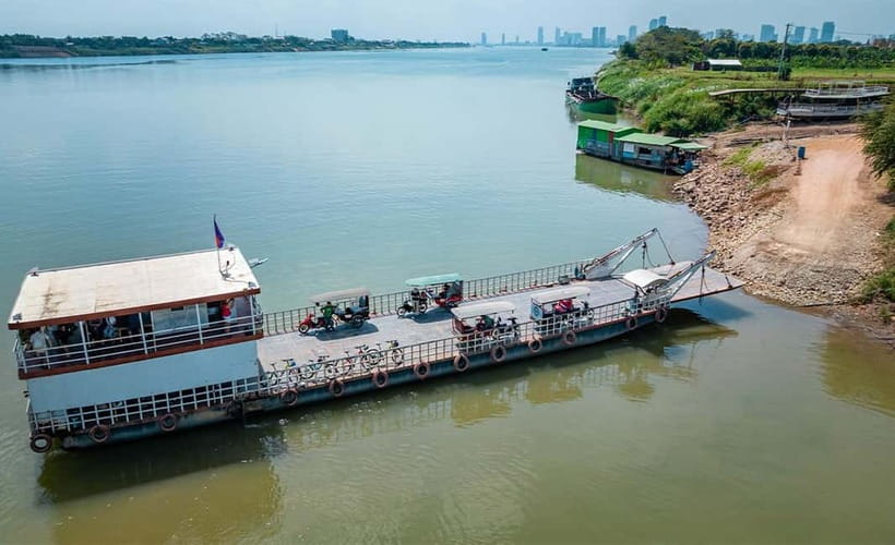 Phnom Penh City & Silk Island Full Day Tour by Tuk Tuk - Independence Monument photo stop: quick and slightly underwhelming